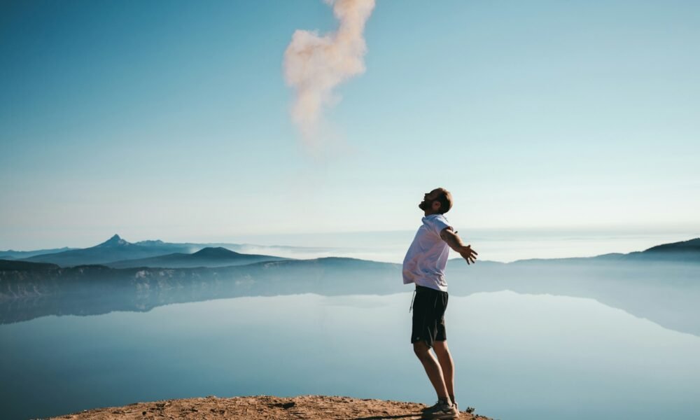 Comment demander un pardon touchant : méthodes, exemples et erreurs à éviter pour se réconcilier durablement man standing on sand while spreading arms beside calm body of water