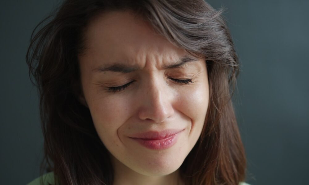 Comment demander pardon à une personne qu’on a blessée : méthode claire, mots justes et erreurs à éviter Woman with eyes closed and wrinkled nose